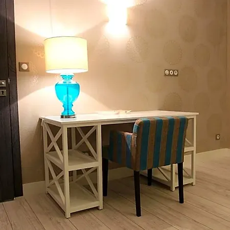 Aux 5 Sens לינה וארוחת בוקר 4*